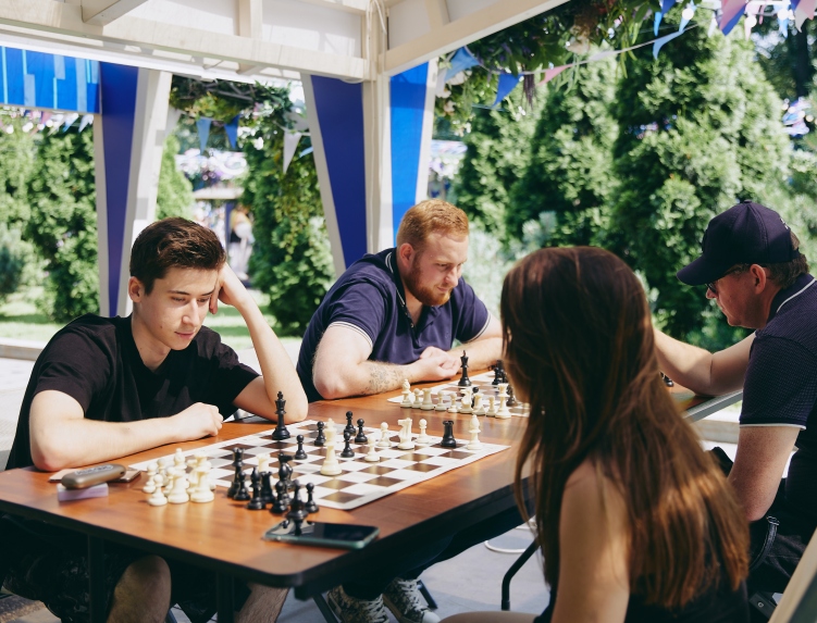 Зона настольных игр: шахматы, шашки, лото